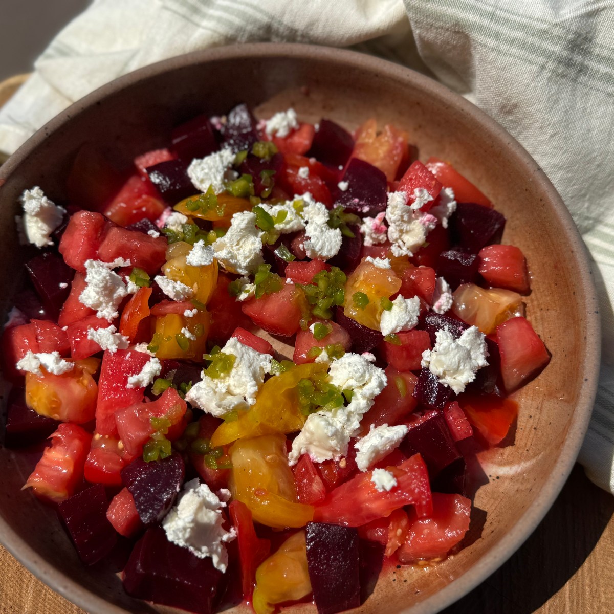 Salade de tomates, betteraves, pastèque et chèvre frais, condiment poivron vert et&nbsp;soja