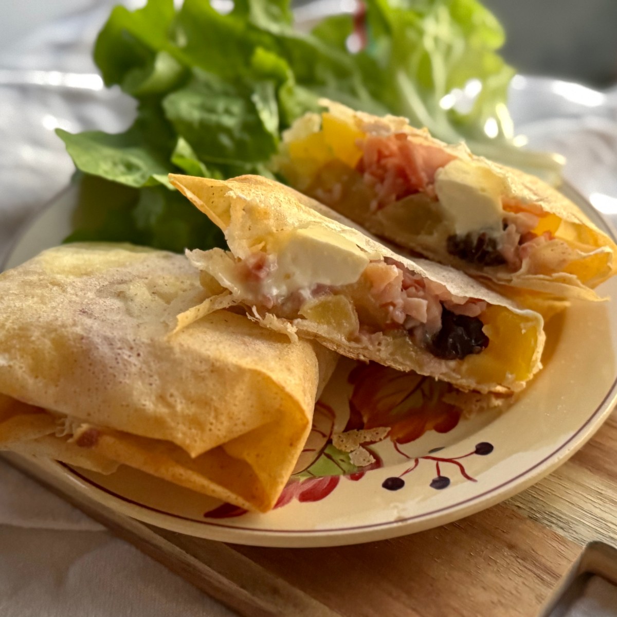 Bricks au chèvre, aux pommes, au bacon et aux&nbsp;pruneaux